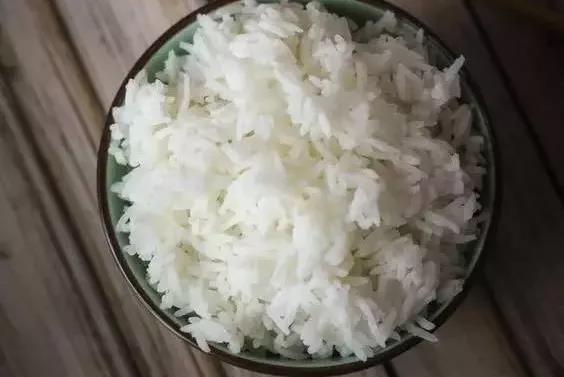 白酒煮熟米饭 