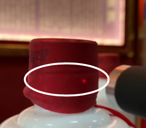 茅台酒拉环处红点